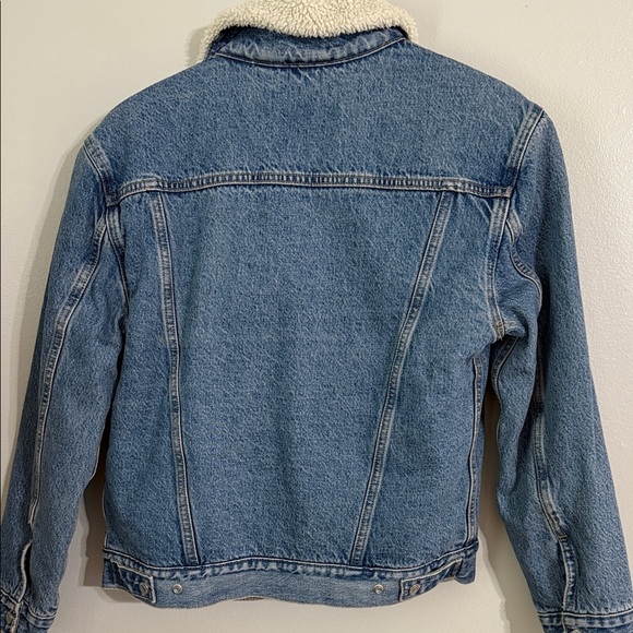 Levi's Light Blue Denim Trucker Jacket with Cream Sherpa - Picture 3 of 3